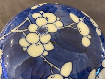 Paire de pots couverts en porcelaine de Chine en bleu et blanc, 19&egrave;me