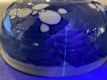 Paire de pots couverts en porcelaine de Chine en bleu et blanc, 19&egrave;me