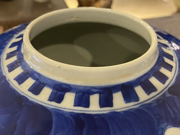 Paire de pots couverts en porcelaine de Chine en bleu et blanc, 19&egrave;me