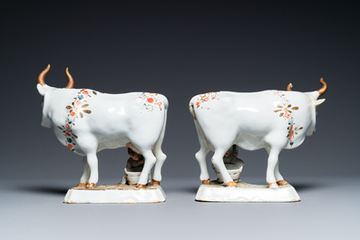 Paire de groupes de trayeurs de vaches en fa&iuml;ence blanche de Delft surd&eacute;cor&eacute;e &agrave; froid, 18&egrave;me