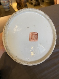 Porte-chapeau en porcelaine de Chine qianjiang cai dat&eacute; 1901, marque et &eacute;poque Guangxu