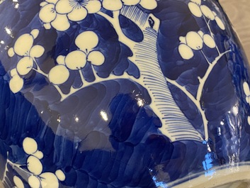 Paire de pots couverts en porcelaine de Chine en bleu et blanc, 19&egrave;me