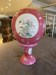 Lanterne en porcelaine de Chine famille rose &agrave; fond rouge de rubis sgraffito, R&eacute;publique