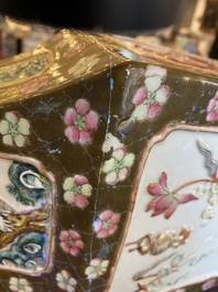 Paire de vases de forme rectangulaire en porcelaine de Chine famille rose &agrave; d&eacute;cor en relief, 19&egrave;me