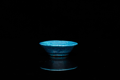 Coupe miniature en porcelaine de Chine &agrave; &eacute;mail &oelig;uf de rouge-gorge, 19/20&egrave;me