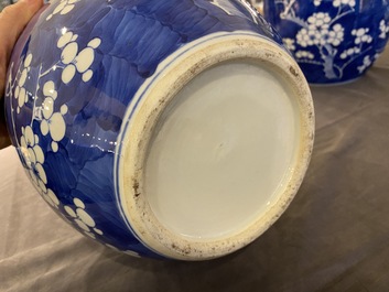Paire de pots couverts en porcelaine de Chine en bleu et blanc, 19&egrave;me