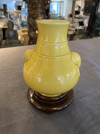 Vase de forme 'hu' en porcelaine de Chine &agrave; &eacute;mail en jaune monochrome sur socle en bois, marque de Qianlong, 19/20&egrave;me