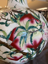 Vase de forme bouteille en porcelaine de Chine famille rose &agrave; d&eacute;cor de neuf p&ecirc;ches, marque de Qianlong, 19&egrave;me