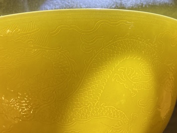 Een Chinese monochrome gele kom met anhua drakendecor, Qianlong merk maar wellicht later