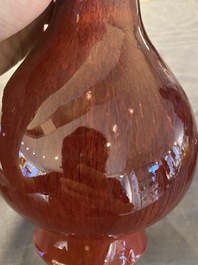 A Chinese 'yuhuchunping' flamb&eacute;-glazed vase, 19th C.