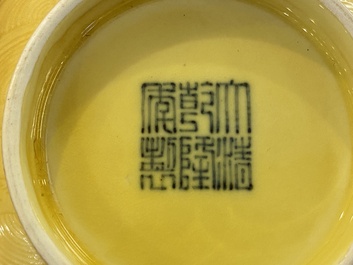 Bol en porcelaine de Chine en jaune monochrome &agrave; d&eacute;cor de type anhua de dragons, marque de Qianlong mais probablement post&eacute;rieur