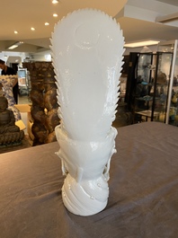 Sculpture de Guanyin sur tr&ocirc;ne de lotus en porcelaine blanc de Chine de Dehua, 19/20&egrave;me