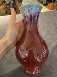 Vase de forme 'yuhuchunping' en porcelaine de Chine &agrave; &eacute;mail flamb&eacute;, 19&egrave;me