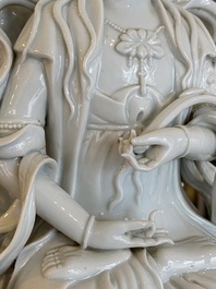 Sculpture de Guanyin sur tr&ocirc;ne de lotus en porcelaine blanc de Chine de Dehua, 19/20&egrave;me