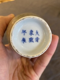 Een Chinese celadon vaas met een zeedraak, Kangxi merk, 19/20e eeuw