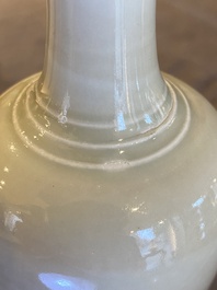Vase en porcelaine de Chine en c&eacute;ladon monochrome &agrave; d&eacute;cor d'un dragon de mer, marque de Kangxi, 19/20&egrave;me