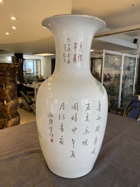 Een Chinese qianjiang cai vaas met wijzen, gedateerd 1895