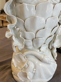 Sculpture de Guanyin sur tr&ocirc;ne de lotus en porcelaine blanc de Chine de Dehua, 19/20&egrave;me