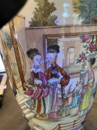 Een fijne Chinese famille rose vaas met mandarijns decor, Qianlong