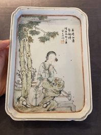 Plateau de forme rectangulaire en porcelaine de Chine qianjiang cai, sign&eacute; Yu Zi Ming 俞子明, dat&eacute; 1903