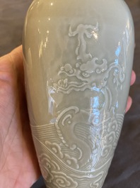 Vase en porcelaine de Chine en c&eacute;ladon monochrome &agrave; d&eacute;cor d'un dragon de mer, marque de Kangxi, 19/20&egrave;me