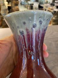 Vase de forme 'yuhuchunping' en porcelaine de Chine &agrave; &eacute;mail flamb&eacute;, 19&egrave;me