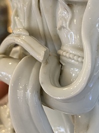 Een Chinese blanc de Chine sculptuur van Guanyin op een lotustroon, 19/20e eeuw