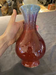 Vase de forme 'yuhuchunping' en porcelaine de Chine &agrave; &eacute;mail flamb&eacute;, 19&egrave;me