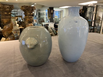 Deux vases en porcelaine de Chine en bleu monochrome, un &agrave; marque de Yongzheng, 19/20&egrave;me