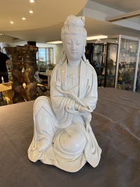 Een Chinese Dehua blanc de Chine figuur van Guanyin met ruyi, Boji Yuren 博及漁人 merk, 19/20e eeuw