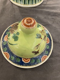 Een paar Chinese famille verte dekselvazen met gele fondkleur, 19e eeuw