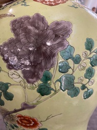 Paire de vases couverts en porcelaine de Chine famille verte &agrave; fond jaune, 19&egrave;me