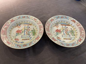 Paire d'assiettes en porcelaine de Chine famille rose &agrave; d&eacute;cor 'Xi Xiang Ji', Yongzheng