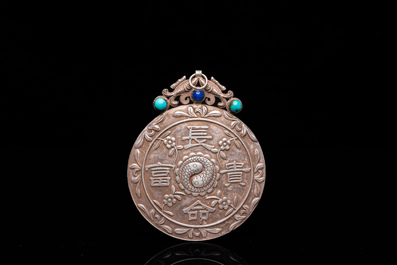 M&eacute;daillon ajour&eacute; en jade sculpt&eacute; figurant trois paons mont&eacute; en pendentif en argent, Chine, Qing