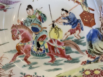 Assiette en porcelaine de Chine famille rose &agrave; d&eacute;cor d'une sc&egrave;ne du 'Xi Xiang Ji' avec Zhang Junrui qui part au capital, Yongzheng