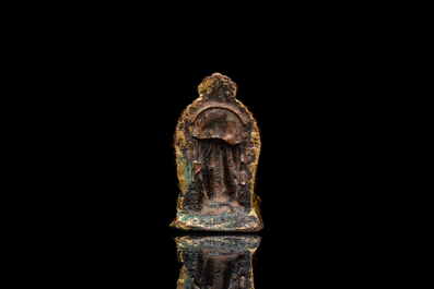 Een vergulde bronzen miniatuur Boeddha met sporen van rode lak, Tibet of Nepal, 15/16 eeuw