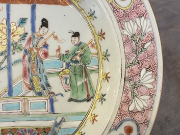Paire d'assiettes en porcelaine de Chine famille rose &agrave; d&eacute;cor 'Xi Xiang Ji', Yongzheng