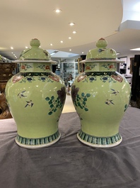 Paire de vases couverts en porcelaine de Chine famille verte &agrave; fond jaune, 19&egrave;me