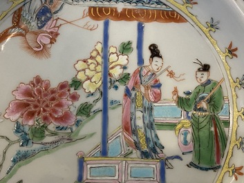 Een paar Chinese famille rose 'Xi Xiang Ji' borden, Yongzheng