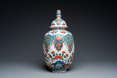 Vase couvert en fa&iuml;ence de Delft en palette cachemire, 1er quart du 18&egrave;me