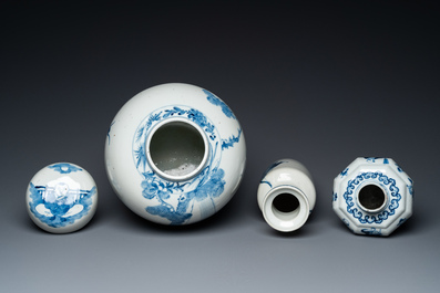 Trois vases en porcelaine de Chine en bleu et blanc, 19&egrave;me