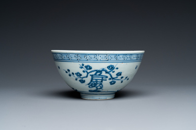 Een Chinese blauw-witte 'Shou' kom, Chang Ming Fu Gui 長命富貴 merk, Jiajing