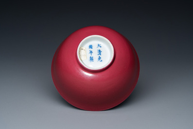 Een Chinese monochrome kom met robijnrood glazuur, Guangxu merk en periode
