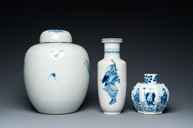 Trois vases en porcelaine de Chine en bleu et blanc, 19&egrave;me