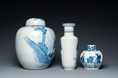 Trois vases en porcelaine de Chine en bleu et blanc, 19&egrave;me