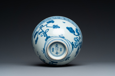 Een Chinese blauw-witte 'Shou' kom, Chang Ming Fu Gui 長命富貴 merk, Jiajing