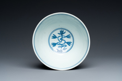 Een Chinese blauw-witte 'Shou' kom, Chang Ming Fu Gui 長命富貴 merk, Jiajing