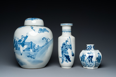 Trois vases en porcelaine de Chine en bleu et blanc, 19&egrave;me