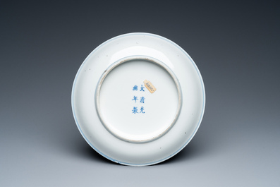 Een Chinees blauw-wit en ijzerrood bord met vleermuizen en wolken, Guangxu merk en periode