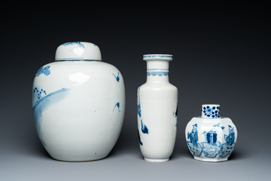 Trois vases en porcelaine de Chine en bleu et blanc, 19&egrave;me